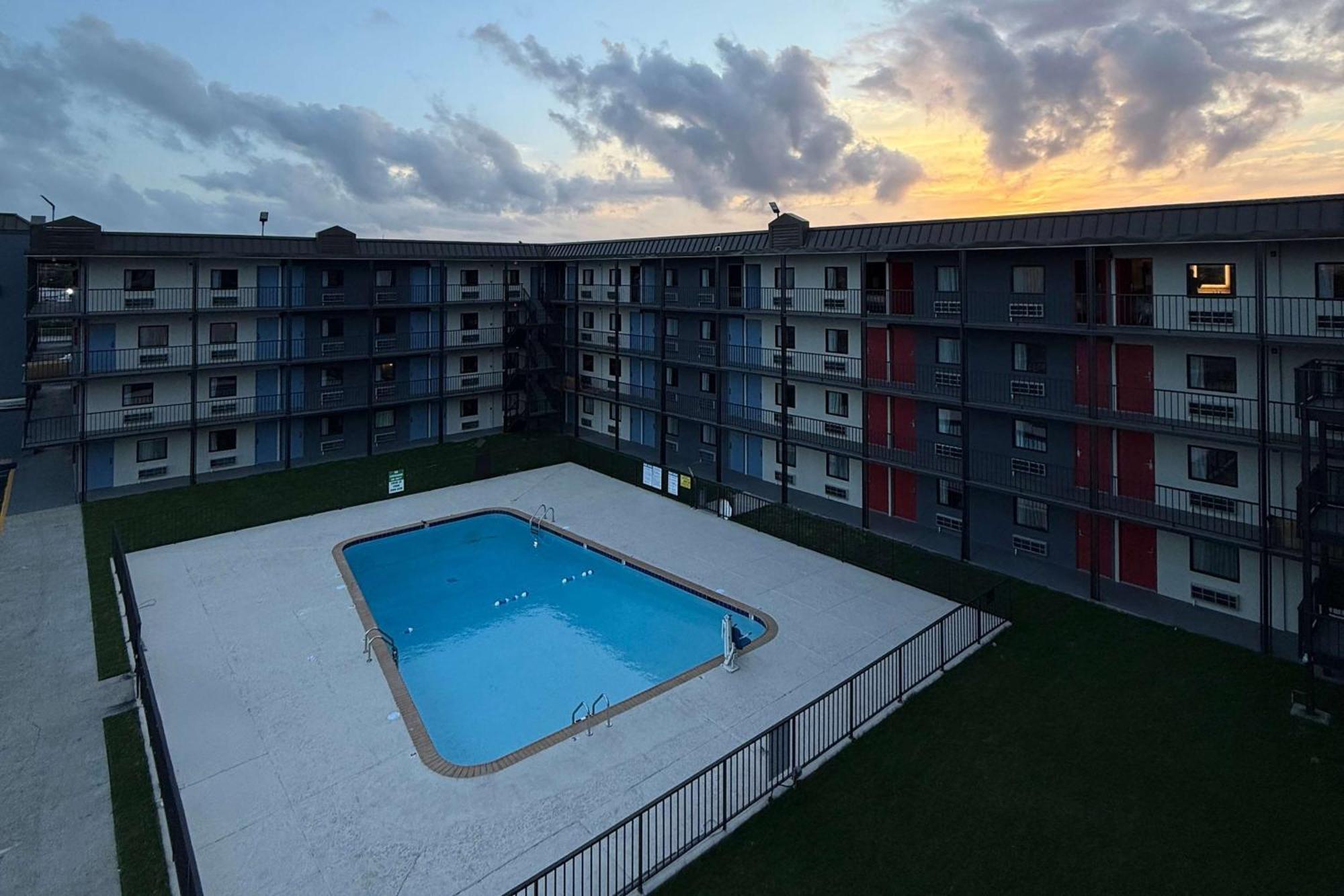 Days Inn By Wyndham Kenner/New Orleans Airport South ภายนอก รูปภาพ